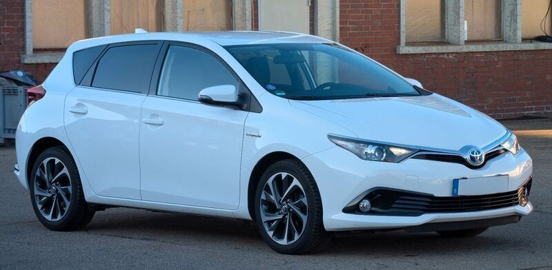 Weiß Gebraucht 2016 Toyota Auris Hybrid Design Limousine | 13.400 € (Fairer Preis) - Bild 1/4