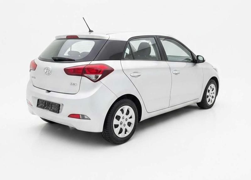 Gebraucht Hyundai i20 Classic 84 PS (61 kW) 2016 Sleek silver / met Kleinwagen