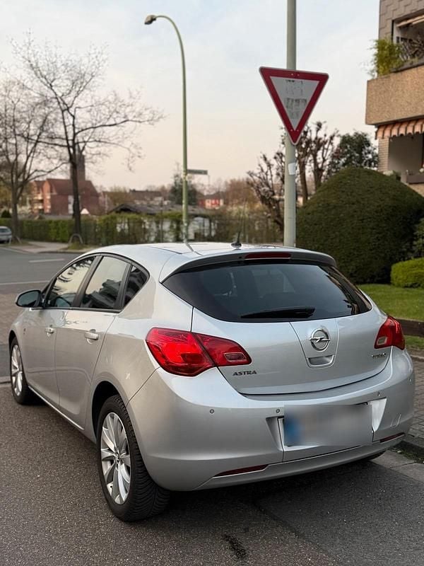 Second-hand Opel Astra 140 CP (102 kW) 2012 Argintiu Berlinǎ