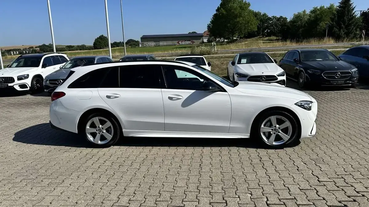 Gebraucht Mercedes C300e AMG 204 PS (150 kW) 2024 Unilack polarweiß Kombi