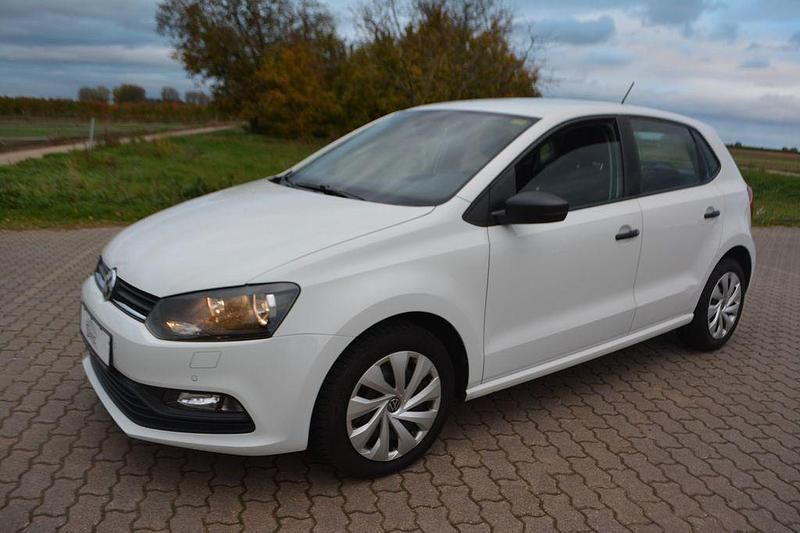 Weiß Gebraucht 2016 VW Polo Trendline Limousine | 6.399 € (Fairer Preis) - Bild 1/4