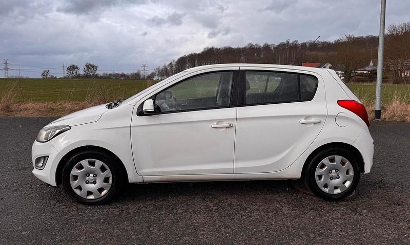 Gebraucht Hyundai i20 90 PS (66 kW) 2014 Weiß Kleinwagen