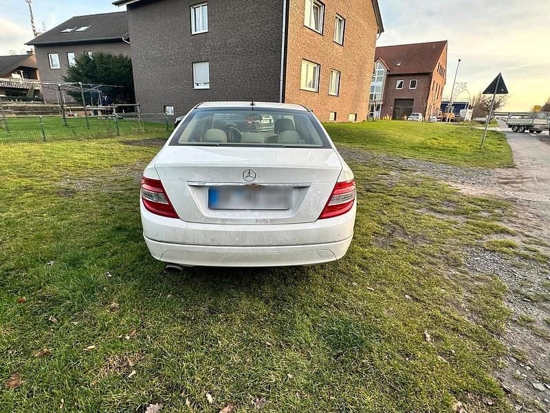 Weiß Gebraucht 2007 Mercedes C220 Limousine | 6.000 € (Fairer Preis) - Bild 1/4
