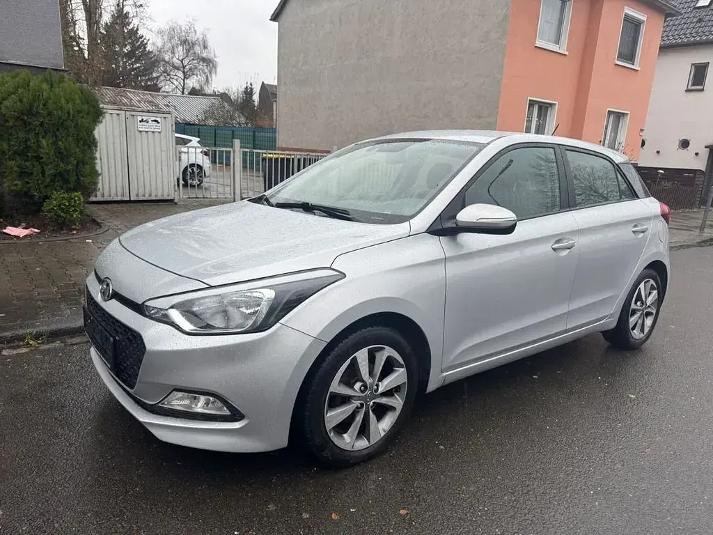Gebraucht Hyundai i20 84 PS (61 kW) 2015 Silber Limousine