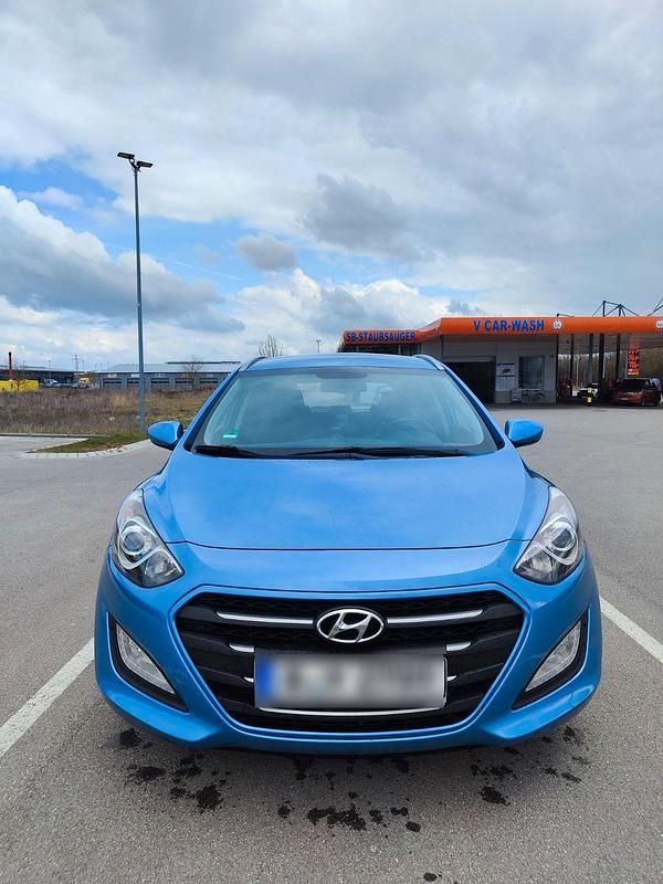 Gebraucht Hyundai i30 120 PS (88 kW) 2015 Blau Kombi