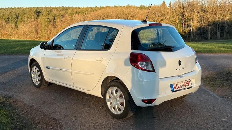 Gebraucht Renault Clio IV 80 PS (58 kW) 2012 Weiß Kleinwagen