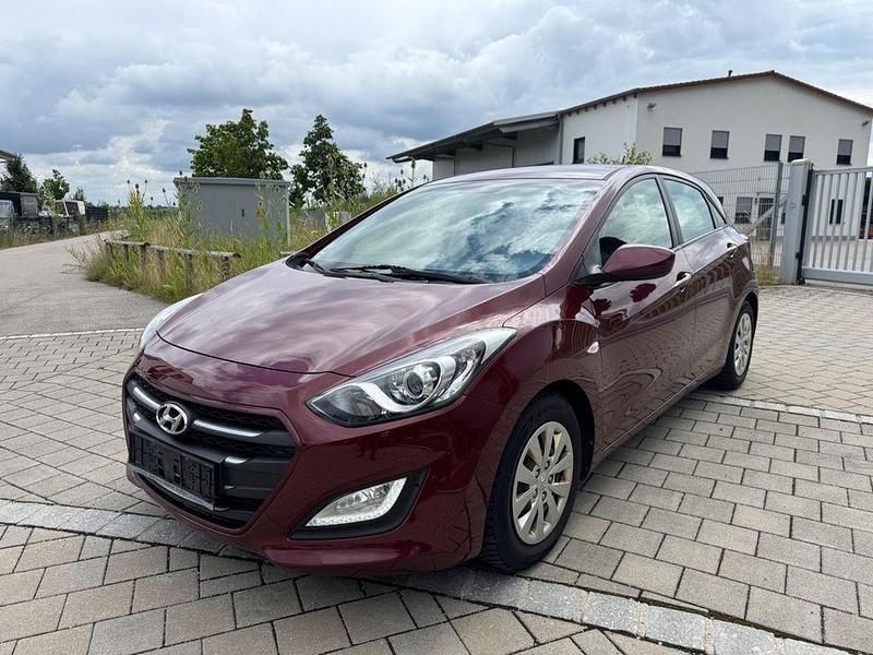 Rot Gebraucht 2015 Hyundai i30 Limousine | 6.900 € (Fairer Preis) - Bild 1/4