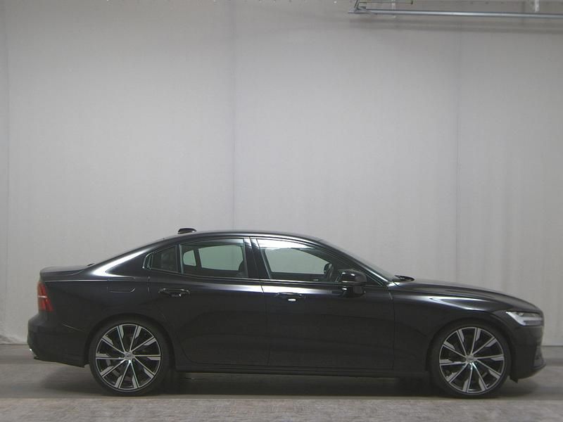 Onyx black / (metallic) Gebraucht 2020 Volvo S60 R-Design Limousine | 23.980 € (Superpreis) - Bild 1/4