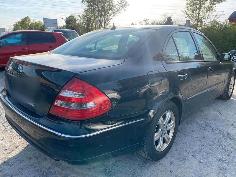Używany Mercedes E220 150 KM (110 kW) 2004 Czarny Sedan/Limuzyna