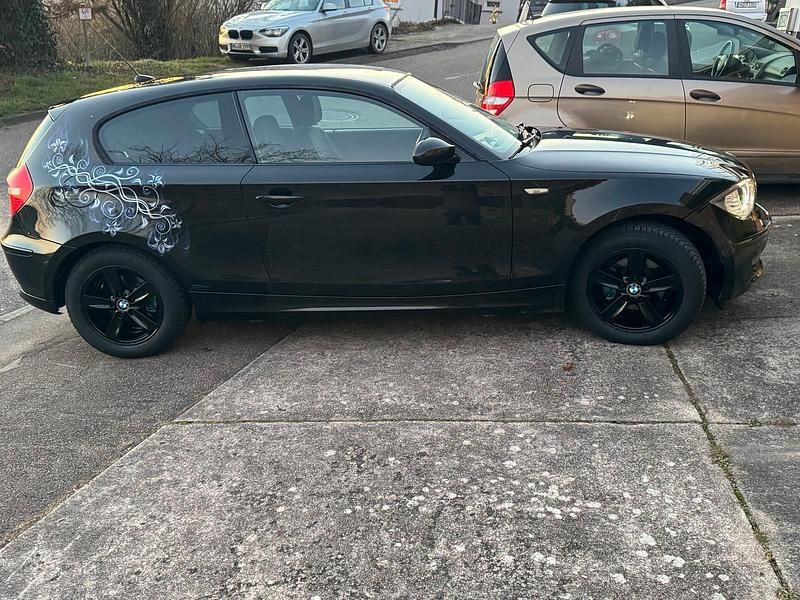 Gebraucht BMW 116 122 PS (89 kW) 2007 Schwarz Kleinwagen