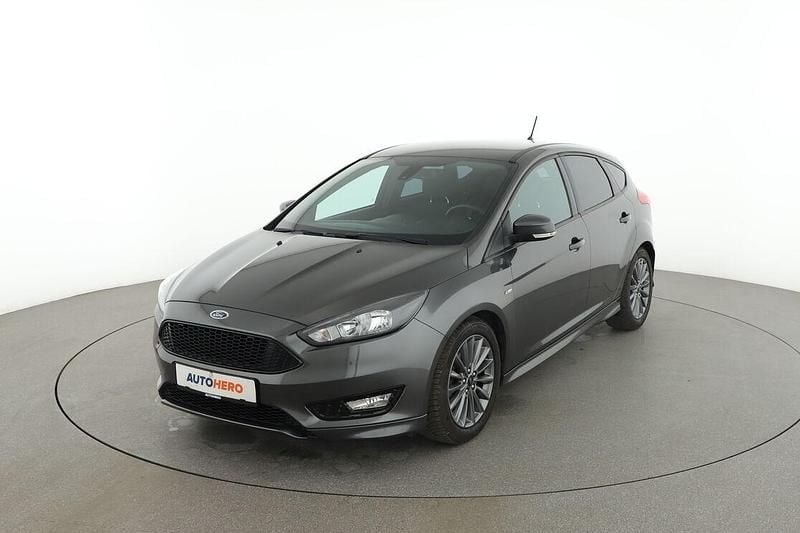 Grau Gebraucht 2018 Ford Focus ST-Line Limousine | 12.270 € (Guter Preis) - Bild 1/3