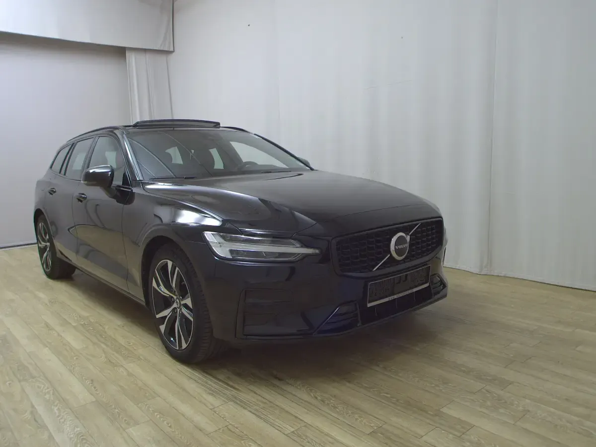 Używany Volvo V60 Plus 197 KM (144 kW) 2023 Czarny Kombi