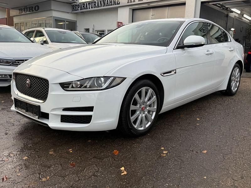 Weiß Gebraucht 2017 Jaguar XE Limousine | 13.698 € (Superpreis) - Bild 1/4