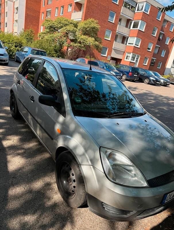 Silber Gebraucht 2004 Ford Fiesta Kleinwagen | 750 € - Bild 1/4