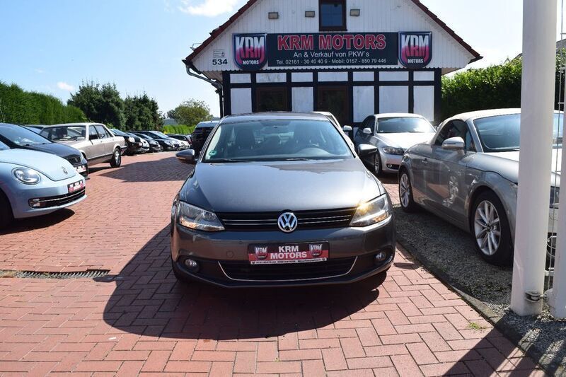 Grau Gebraucht 2011 VW Jetta Limousine | 5.790 € (Fairer Preis) - Bild 1/4