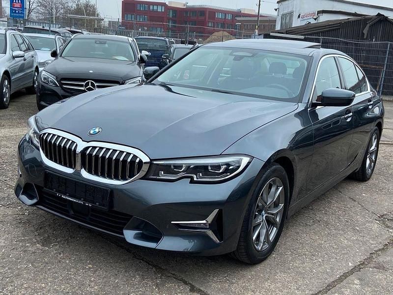 Grau Gebraucht 2020 BMW 330 Luxury Line Limousine | 25.999 € (Etwas zu teuer) - Bild 1/4