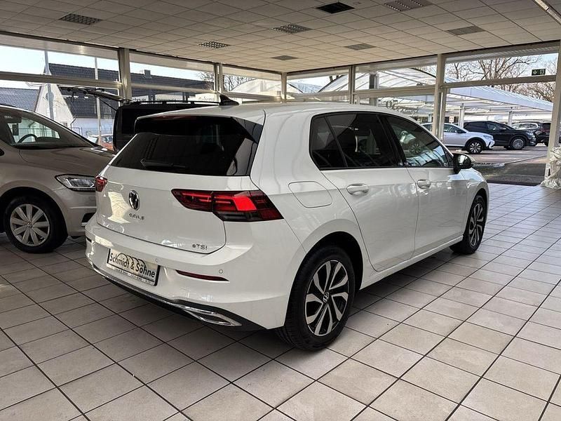 Gebraucht VW Golf VIII Active 110 PS (80 kW) 2023 Weiß Limousine