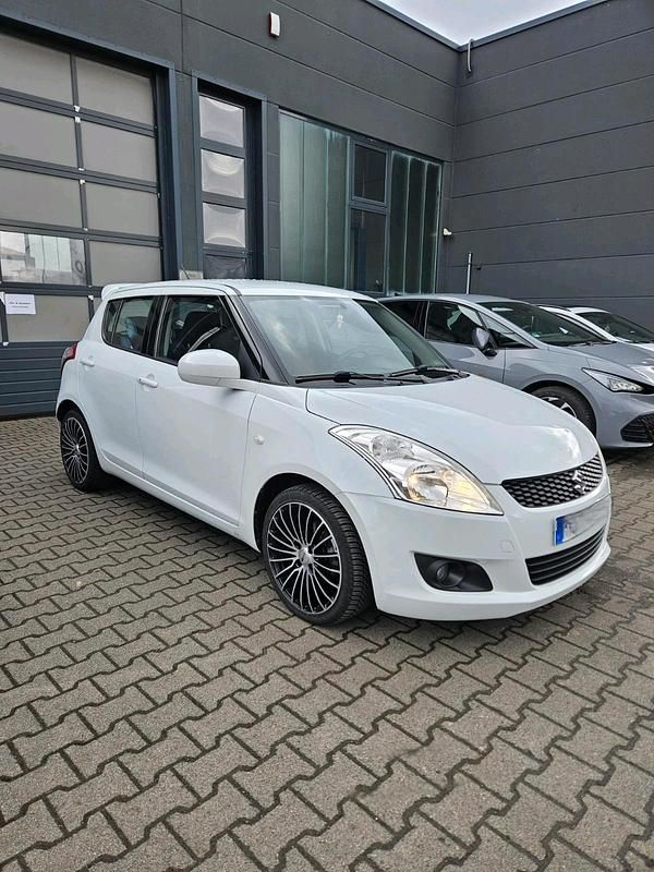 Weiß Gebraucht 2012 Suzuki Swift Comfort Kleinwagen | 7.999 € (Etwas zu teuer) - Bild 1/4