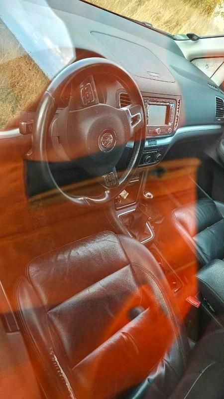 Second-hand VW Sharan 170 CP (125 kW) 2011 Argintiu Monovolum