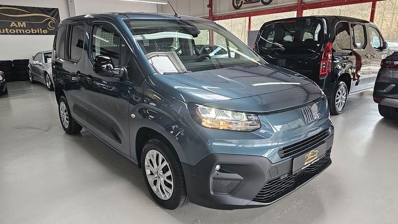 Neu Fiat Doblò 102 PS (75 kW) 2026 Blau Van / Kleinbus