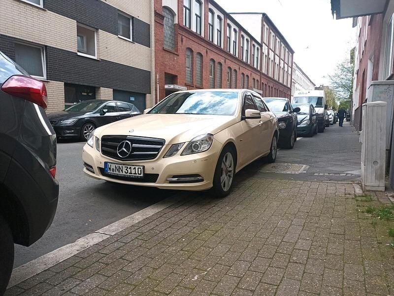 Gebraucht Mercedes E200 136 PS (100 kW) 2011 Beige Limousine