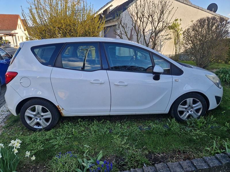 Gebraucht Opel Meriva 101 PS (74 kW) 2010 Weiß Van / Kleinbus