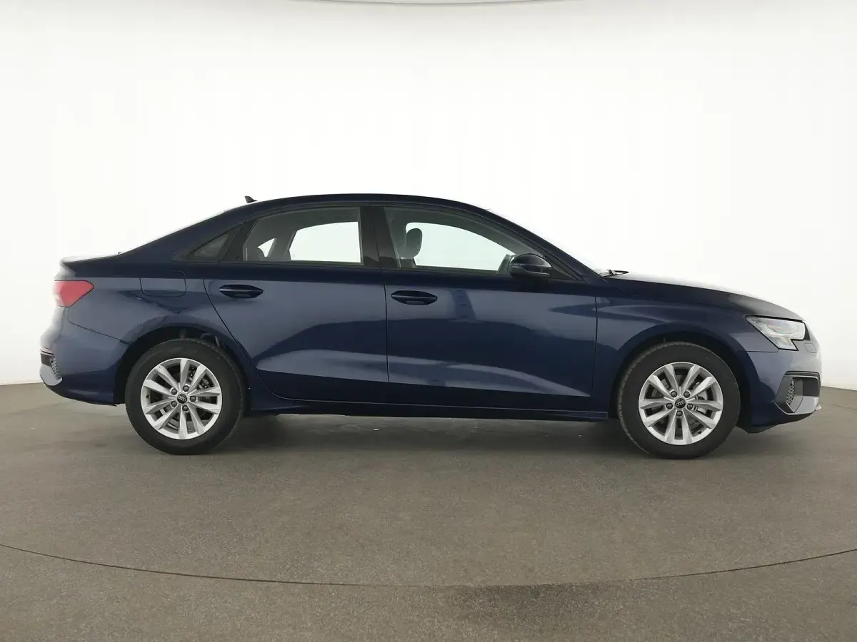 Gebraucht Audi A3 Basis 116 PS (85 kW) 2024 Navarrablau Limousine
