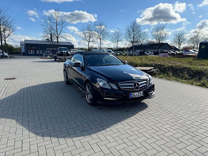 Obsidianschwarz metalliclack Gebraucht 2013 Mercedes E220 Cabrio | 18.480 € (Fairer Preis) - Bild 1/4