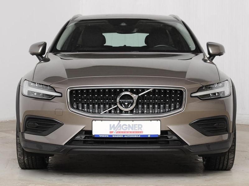 Gebraucht Volvo V60 CC Pro 197 PS (144 kW) 2022 Pebble grey metallic Kombi