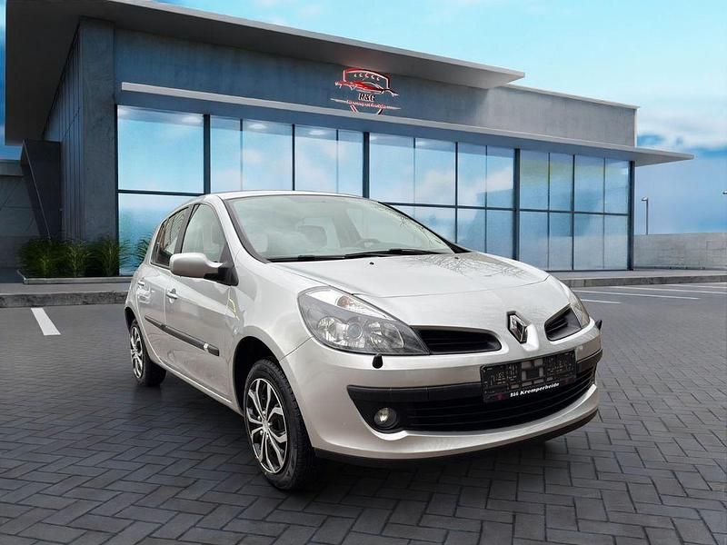 Silber Gebraucht 2007 Renault Clio III Dynamique Limousine | 4.499 € (Fairer Preis) - Bild 1/4