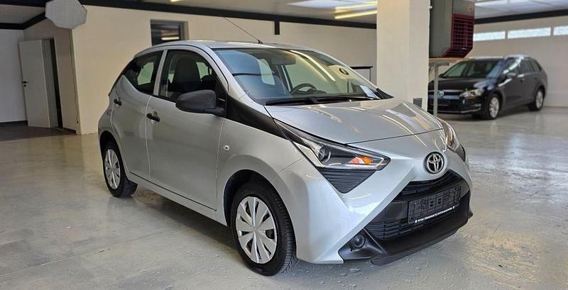 Silber Gebraucht 2018 Toyota Aygo Kleinwagen | 7.499 € (Fairer Preis) - Bild 1/4