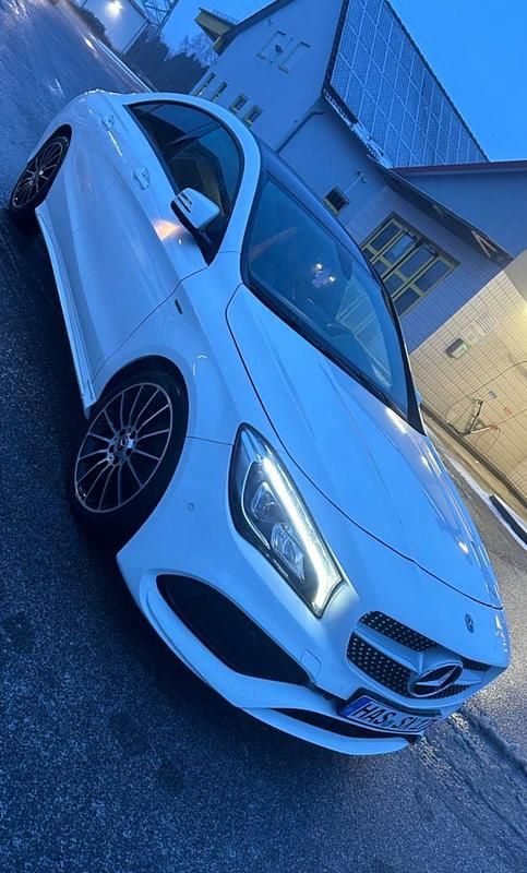 Weiß Gebraucht 2018 Mercedes CLA200 AMG line Coupé | 20.000 € (Fairer Preis) - Bild 1/4
