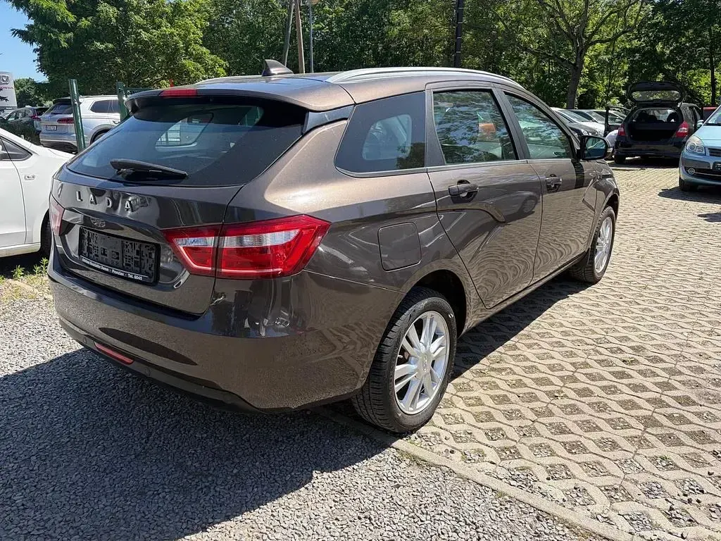 Gebraucht Lada Vesta 106 PS (77 kW) 2019 Grau Limousine