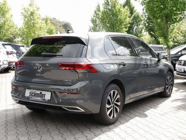 Gebraucht VW Golf VIII Active 131 PS (96 kW) 2023 Delfingrau Limousine