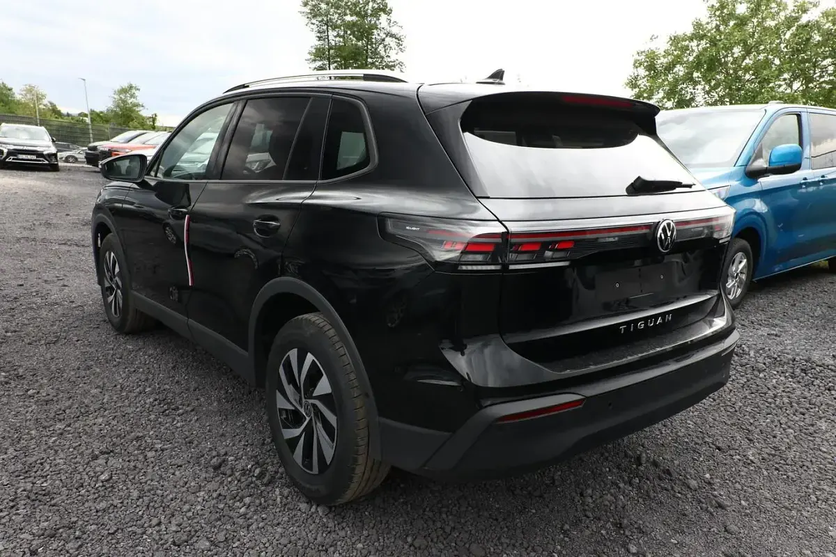 Neu VW Tiguan IQ Drive 150 PS (110 kW) 2026 Grenadillschwarz metallic grenadillschwarz metallic SUV