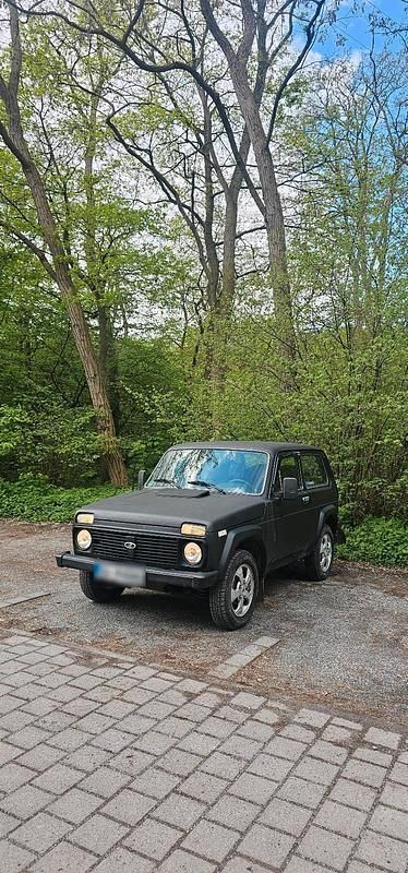 Second-hand Lada niva 83 CP (61 kW) 2014 Negru SUV