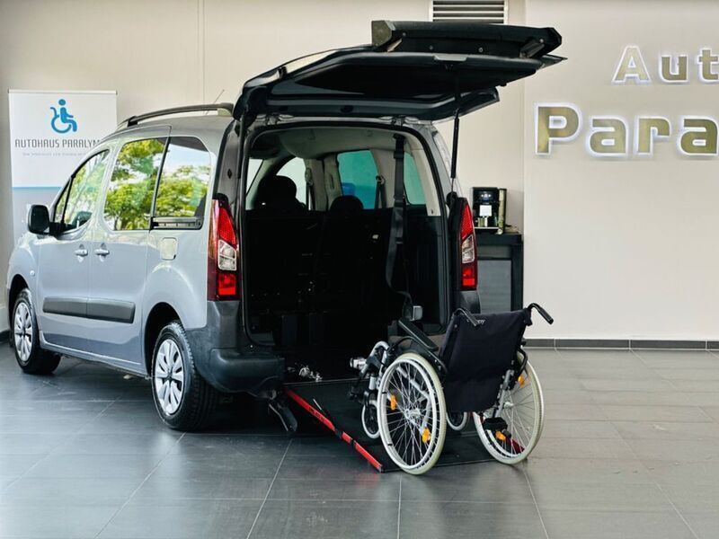 Grau Gebraucht 2016 Peugeot Partner Tepee Active Van / Kleinbus | 21.950 € - Bild 1/4