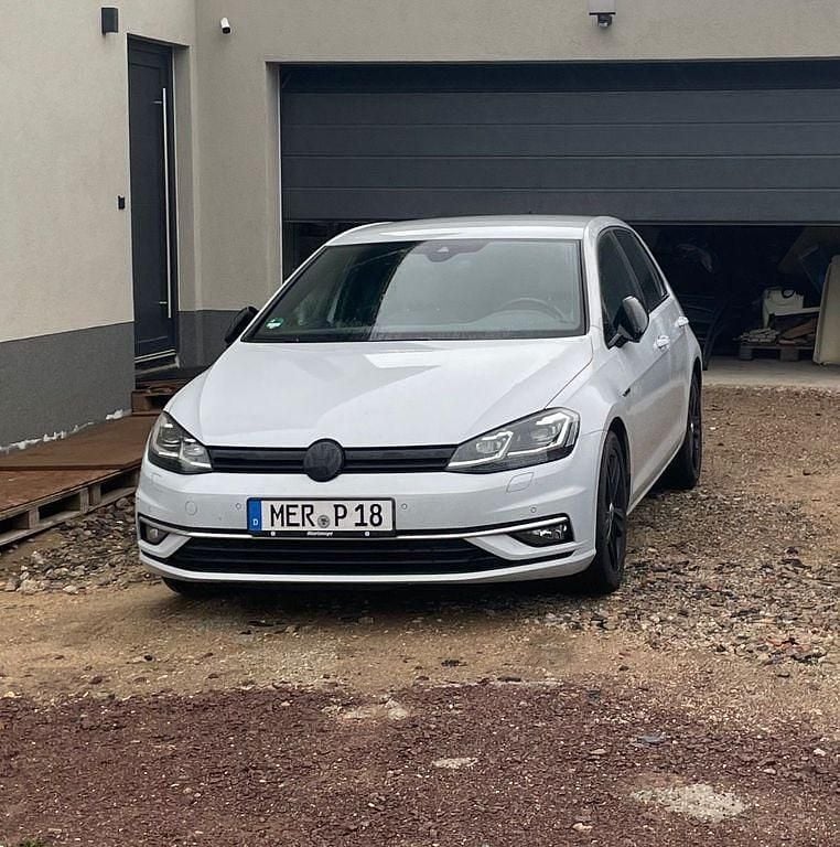 Weiß Gebraucht 2018 VW Golf VII Highline Limousine | 15.990 € (Superpreis) - Bild 1/4