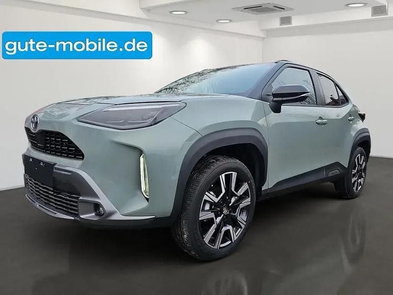 Grün urban khaki (6x3)/ black (202) Neu 2024 Toyota Yaris Hybrid Edition | 32.590 € - Bild 1/4