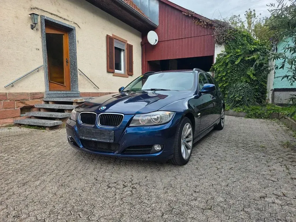 Gebraucht BMW 320 Lifestyle 184 PS (135 kW) 2011 Blau Kombi