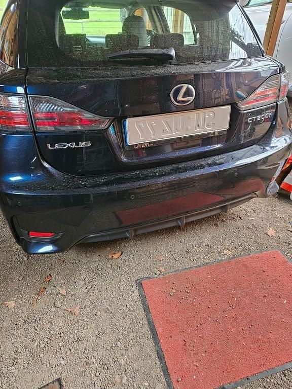 Gebraucht Lexus CT200h 136 PS (100 kW) 2017 Blau Limousine