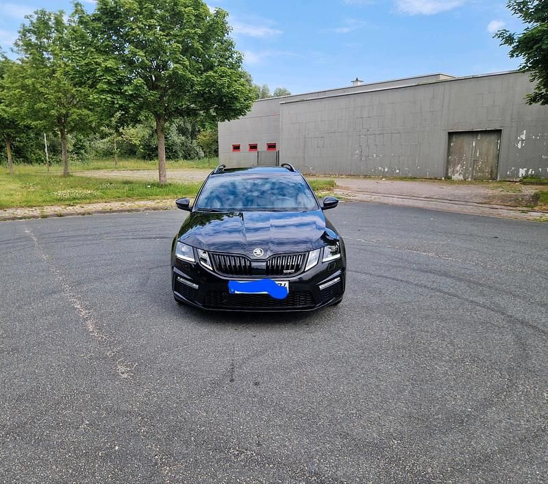 Schwarz Gebraucht 2019 Skoda Octavia RS Kombi | 23.300 € (Etwas zu teuer) - Bild 1/4
