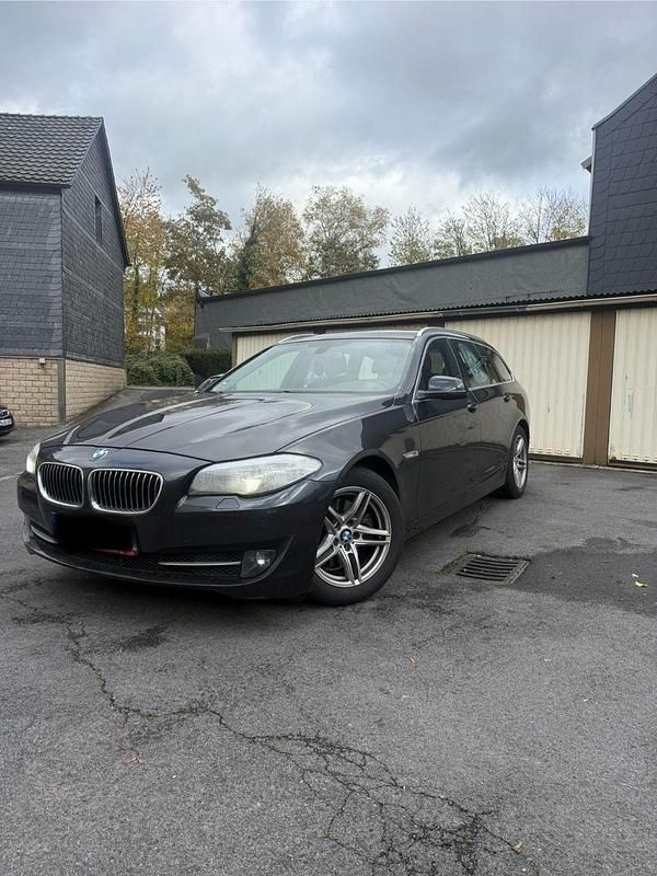 Schwarz Gebraucht 2013 BMW 520 Kombi | 7.900 € (Guter Preis) - Bild 1/4