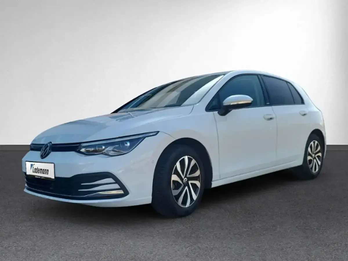 Używany VW Golf VIII Active 150 KM (110 kW) 2023 Biały Sedan/Limuzyna
