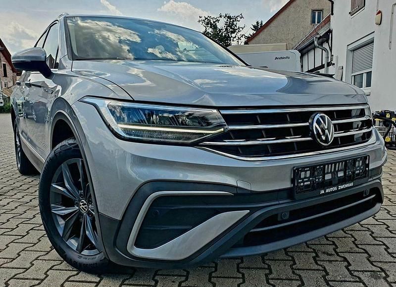 Silber Gebraucht 2023 VW Tiguan Allspace Life SUV | 29.499 € (Superpreis) - Bild 1/4