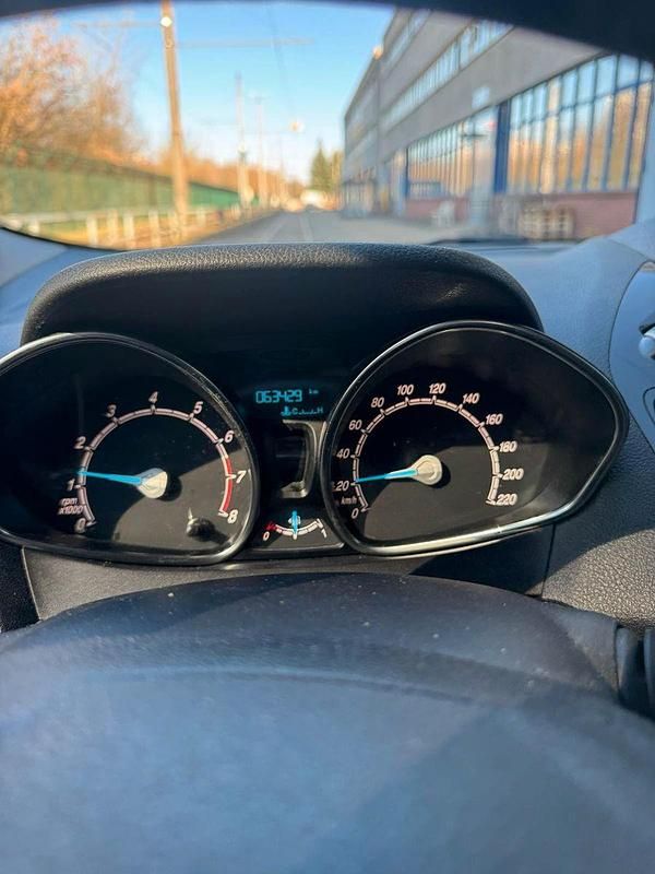 Gebraucht Ford Tourneo Courier Titanium 101 PS (74 kW) 2018 Grau Van / Kleinbus