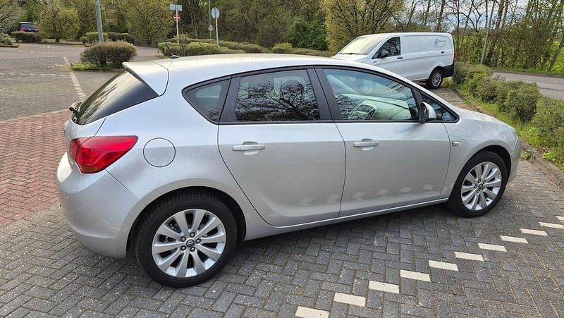Gebraucht Opel Astra 140 PS (102 kW) 2011 Silber Kleinwagen