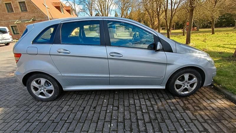 Gebraucht Mercedes B200 125 PS (91 kW) 2009 Silber Van / Kleinbus