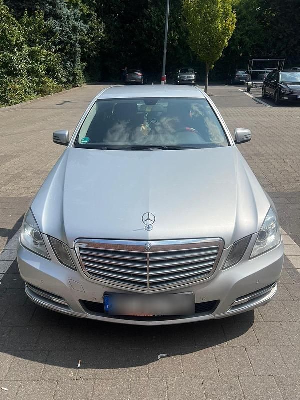 Silber Gebraucht 2011 Mercedes E200 Limousine | 9.000 € (Superpreis) - Bild 1/4