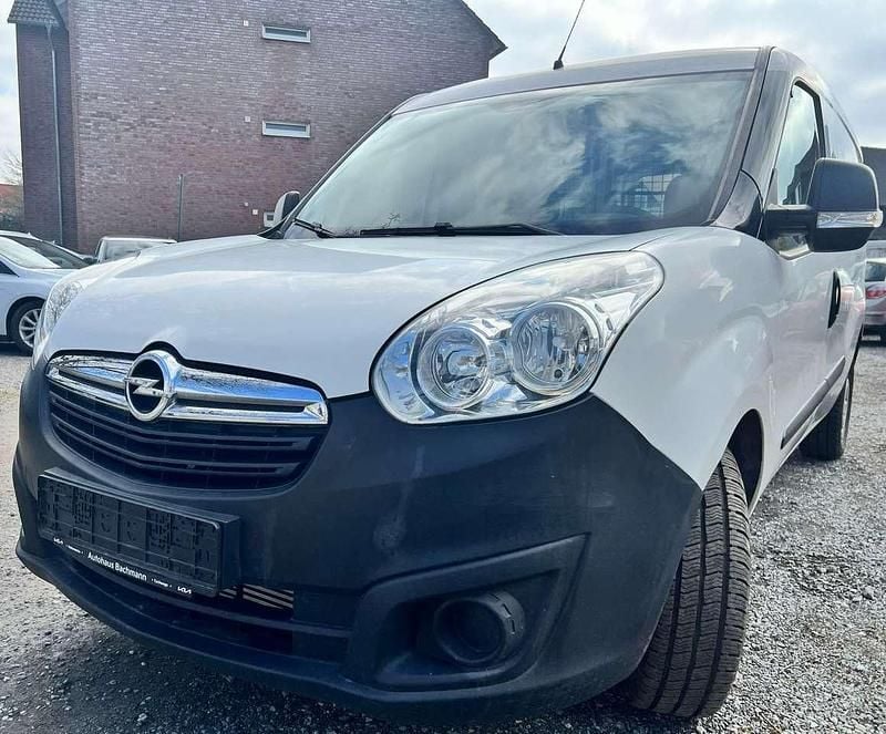 Weiß Gebraucht 2018 Opel Combo S Van / Kleinbus | 5.993 € (Fairer Preis) - Bild 1/4